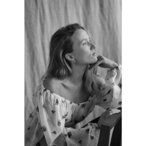 Saara Pius Instagram - Zero makeup photoshoot. 

See olen mina. 33 aastane. Kahe lapse ema. Naine. Abikaasa. Rõõmus. Rahul. Vaba. 🤍☺️

Armasta ennast sellisena nagu sa oled. Sa oled unikaalne. 🤍

Armastan glamuuri, pitsi-satsi-glitterit, meiki, kontsakingi, sädelust ja glämmi, aga naturaalsusest pole midagi mugavamat ja ehedamat. Aitäh @berrichi_skincare korraldamast sellist fotoshuuti! Aitäh @birgit_varblane_portraits mugava ja armsa õhkkonna eest! 

📸 @birgit_varblane_portraits 
 @berrichi_skincare @beritjoosep #zeromakeup #cleanbeauty #puhasilu