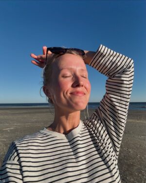 Saara Pius Instagram - Täna on “Richard III tagasitulek kell 9.24 saabuva rongiga” esikas! Mõnus kevad ja tore prooviperiood Pärnus saab läbi. Aitäh @teaterendla , kogu trupp ja Ingomar!!❤️❤️💋 

Ja aitäh ka @kosmeetik_kati kes paaril korral aitas mu näonahka sellest külmast pikast talvest turgutada ja andis nõu kuidas mõningate probleemidega tegelda. Tutvusin Image Scincare toodetega ja leidsin lemmikuid oma näohooldusriiulile. 
Kevad oli küll täis palju sõitmist, aga Pärnus kohapeal oli ka aega, et pühenduda endale, et teeksin regulaarselt trenni, sööksin korrapäraselt ja tervislikult ja magaksin hästi. Kodus laste ja majapidamise ning töö kõrvalt kipuvad need asjad veidi unarusse jääma.😋 Soe ilm ja päike muidugi aitavad niiii väga heale tundele kaasa!☀️🥰🥰 

Nautige suve ja tulge meid Pärnusse vaatama.:)