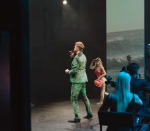 Saara Pius Instagram - Aitäh selle imelise seikluse eest ja suured tänud kutsumast Teater Vanemuine ja @martinsildos ning loomulikult kogu meie lahe kamp - kummardan, aitäh!❤️🫶🏻
Veelgi enam oli nii suur rõõm näha saale pungil täis imelist publikut, aitäh, et käisite meid kuulamas/vaatamas!🥰🥰

See oli minu jaoks nii suur väljakutse. Pool aastat närveerimist, keerulised lood, orkester, professionaalid mu ümber, jalgade ja südamevärinal lavale astumised, but i did it! 🤪💪 
Pane ennast proovile, tee seda mis sul käe värisema paneb, ära anna alla, usu endasse ja nii sa kasvad ja arened!🤭🫣🥰 

@vanemuine @rasmusqll @koittoomeofficial @simobreede @martinsildos #filmimuusikagala