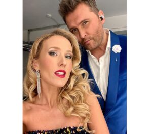 Saara Pius Instagram - Aitäh selle imelise seikluse eest ja suured tänud kutsumast Teater Vanemuine ja @martinsildos ning loomulikult kogu meie lahe kamp - kummardan, aitäh!❤️🫶🏻
Veelgi enam oli nii suur rõõm näha saale pungil täis imelist publikut, aitäh, et käisite meid kuulamas/vaatamas!🥰🥰

See oli minu jaoks nii suur väljakutse. Pool aastat närveerimist, keerulised lood, orkester, professionaalid mu ümber, jalgade ja südamevärinal lavale astumised, but i did it! 🤪💪 
Pane ennast proovile, tee seda mis sul käe värisema paneb, ära anna alla, usu endasse ja nii sa kasvad ja arened!🤭🫣🥰 

@vanemuine @rasmusqll @koittoomeofficial @simobreede @martinsildos #filmimuusikagala