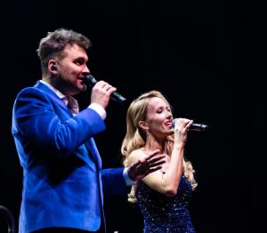 Saara Pius Instagram - Aitäh selle imelise seikluse eest ja suured tänud kutsumast Teater Vanemuine ja @martinsildos ning loomulikult kogu meie lahe kamp - kummardan, aitäh!❤️🫶🏻
Veelgi enam oli nii suur rõõm näha saale pungil täis imelist publikut, aitäh, et käisite meid kuulamas/vaatamas!🥰🥰

See oli minu jaoks nii suur väljakutse. Pool aastat närveerimist, keerulised lood, orkester, professionaalid mu ümber, jalgade ja südamevärinal lavale astumised, but i did it! 🤪💪 
Pane ennast proovile, tee seda mis sul käe värisema paneb, ära anna alla, usu endasse ja nii sa kasvad ja arened!🤭🫣🥰 

@vanemuine @rasmusqll @koittoomeofficial @simobreede @martinsildos #filmimuusikagala