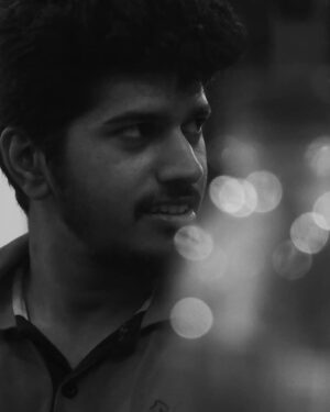 Sabareesh Sajjin Instagram - ചായ കുടിക്കാൻ കടേൽ കേറീപ്പൊ, അനങ്ങാതിരുന്നാൽ അറിയാത്ത മട്ടിൽ ഫോട്ടോ എടുത്ത് തരാമെന്ന് പറഞ്ഞ് @_suryadeva_ 📸