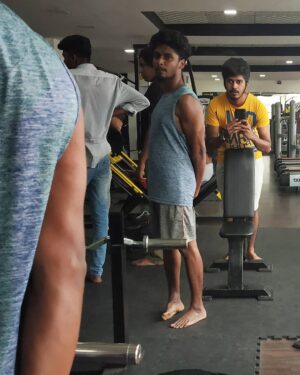 Sabareesh Sajjin Instagram - Shibu's ഇറച്ചിക്കട.....
.
"ഷിബുവിൻ്റെ ഷർട്ട്", "നിസ്സാരം" തുടങ്ങിയ കമന്റുകൾ നിരോധിച്ചിരിക്കുന്നു📵