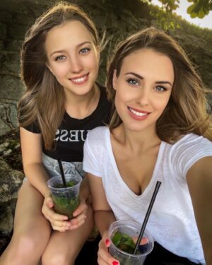 Sabina Dlouhá Instagram - Sister 🦋 .

#sister #loveyou #mojito #smile #happy #guess