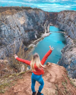 Sabina Dlouhá Instagram - Náš poslední výlet, který jsme stihli tak tak, teď už jen vzpomínám z domova na krásnou přírodu a doufám, že co nejdříve bude všechno zase v pořádku. Ale pro zatím buďme všichni doma. 👏🏼
.
#adventure #love #nature #sky #velkaamerika #naturephotography #water #view #blonde #hair #girl #czechgirl #mood #freedom #blue #pink #black #tree #naturelovers #trip #free #wind #skylovers #photography #czechrepublic #czechnature #dnescestujem #fotimecesko #priroda