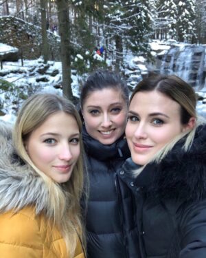 Sabina Dlouhá Instagram - Jako v pohádce.. ❄️ 
Když už jsme u toho, jakou pohádku máte nejraději ? Za mě určitě S čerty nejsou žerty 😊.
#winter #family #waterfall #snow #cold #mountains #holiday #fairytail #girls #walk
