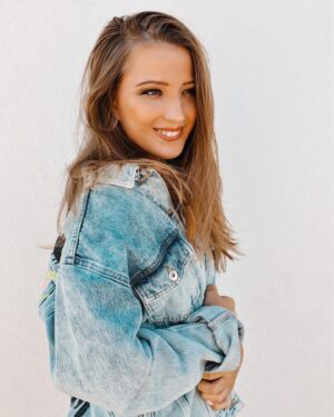 Sabina Dlouhá Instagram - 〰️Sabina〰️ 
 

#portrét #photography #photo #czechgirl #model #sabina #greeneyes #jeans #photooftheday