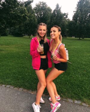 Sabina Dlouhá Instagram - Duo sisters 🌸.
#sisters #sisterlove #happy #smile😊 #blondie #girl#mojito #familytime