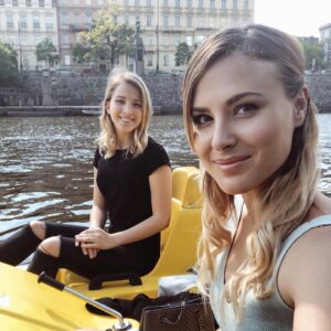 Sabina Dlouhá Instagram - S milovanou sis na šlapadlech 💛
.
#sisters #water #funtime #blonde #blondegirl #czechgirl #family #familytime #smile #fun #black #yellow #prague #czechrepublic #hair #hairstyle #makeup #ootd #sun #happy #nature #love