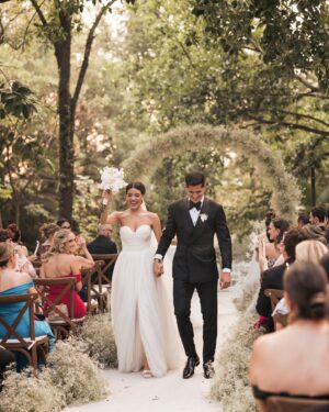 Sabina Hidalgo Instagram - un alma, dos cuerpos. 🤍

wedding planner: @camelia.wp 
decor: @doblemme.flores 
dj: @soylaramusic @retter.djs 
ceremonia: @centroananda.mx @aninavarrol
fotógrafa: @andreacamarenaphoto
video: @almar.lifestories