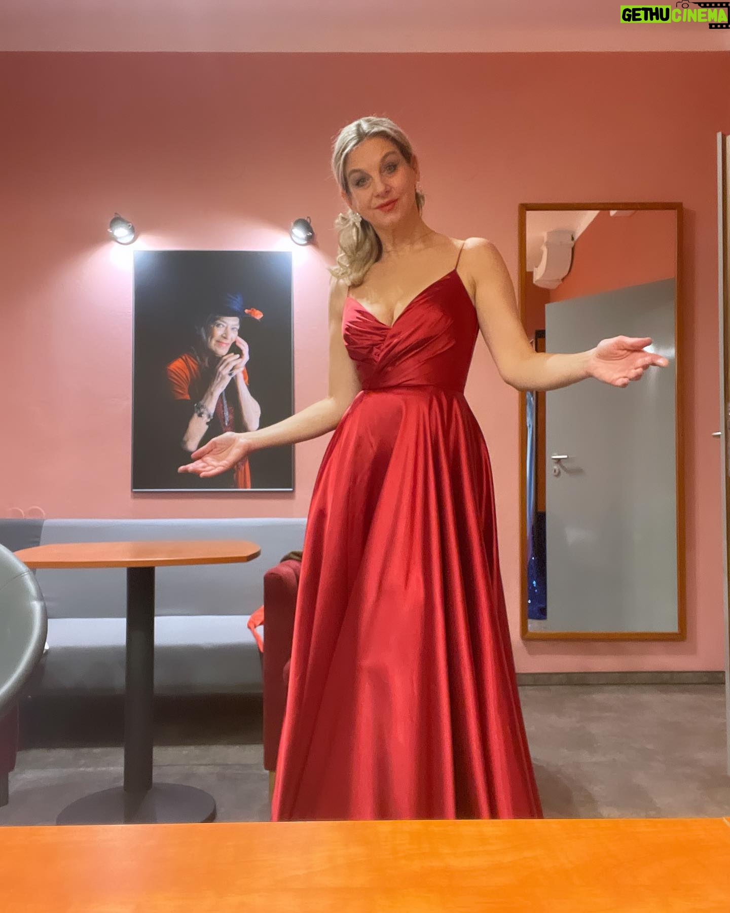 Sabina Laurinová - 2.5K Likes - Hudba léčí a dělá radost.. ♥️
Já se opět po roce mohla postavit na jeviště,při krásných vánočních koncertech,s orchestrem Václava Marka. Bylo mi ctí. ♥️ @vaclavmarek.cz
Děkuji moc také @svatebnisalonmaya za krásné šaty. Vždy se v nich cítím krásně ♥️