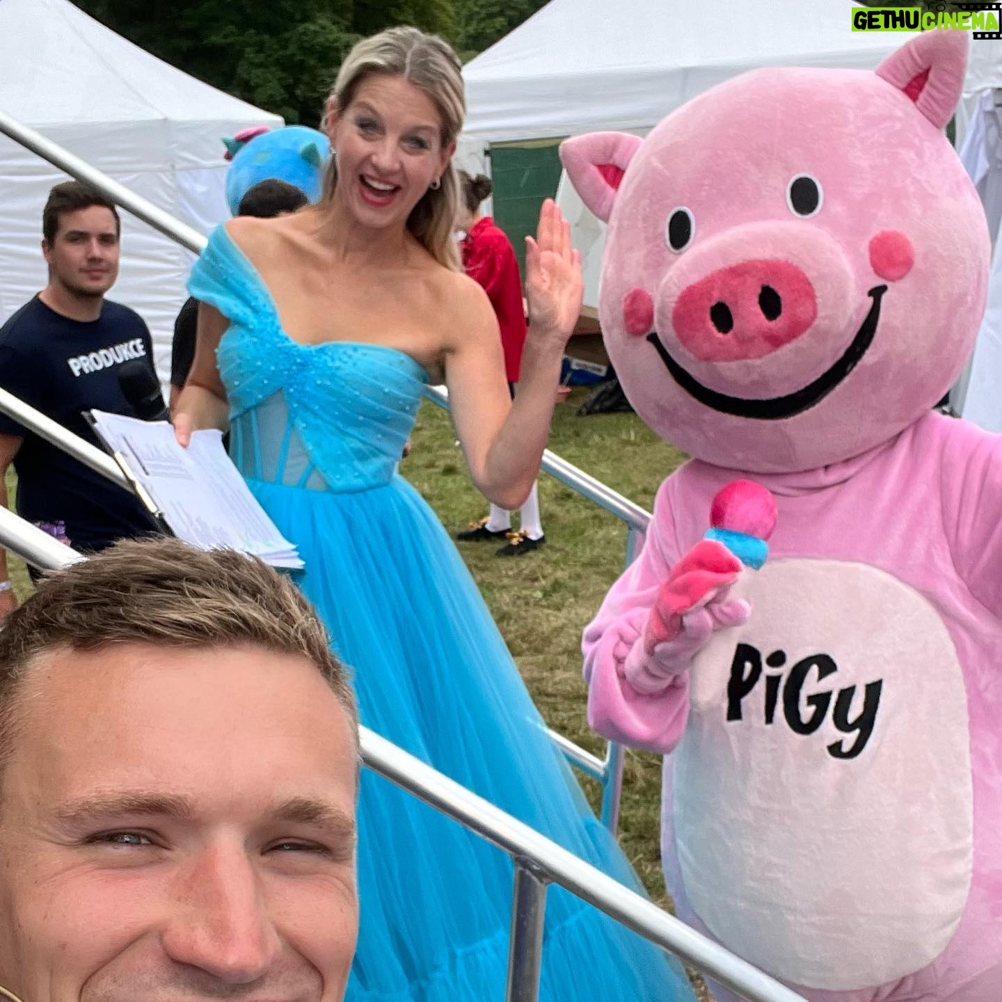 Sabina Laurinová - 2.8K Likes - V pauze před výstupem… Den princezen Slavkov🌸Opět to byl parádní zážitek. Akce pro děti prostě miluju..Díky všem, je to s Vámi radost… 💗 @denprincezen @pigy.cz @jakub_koutsky @misuge1 @misatomesova @miroslav.simunek @svatebnisalonmaya