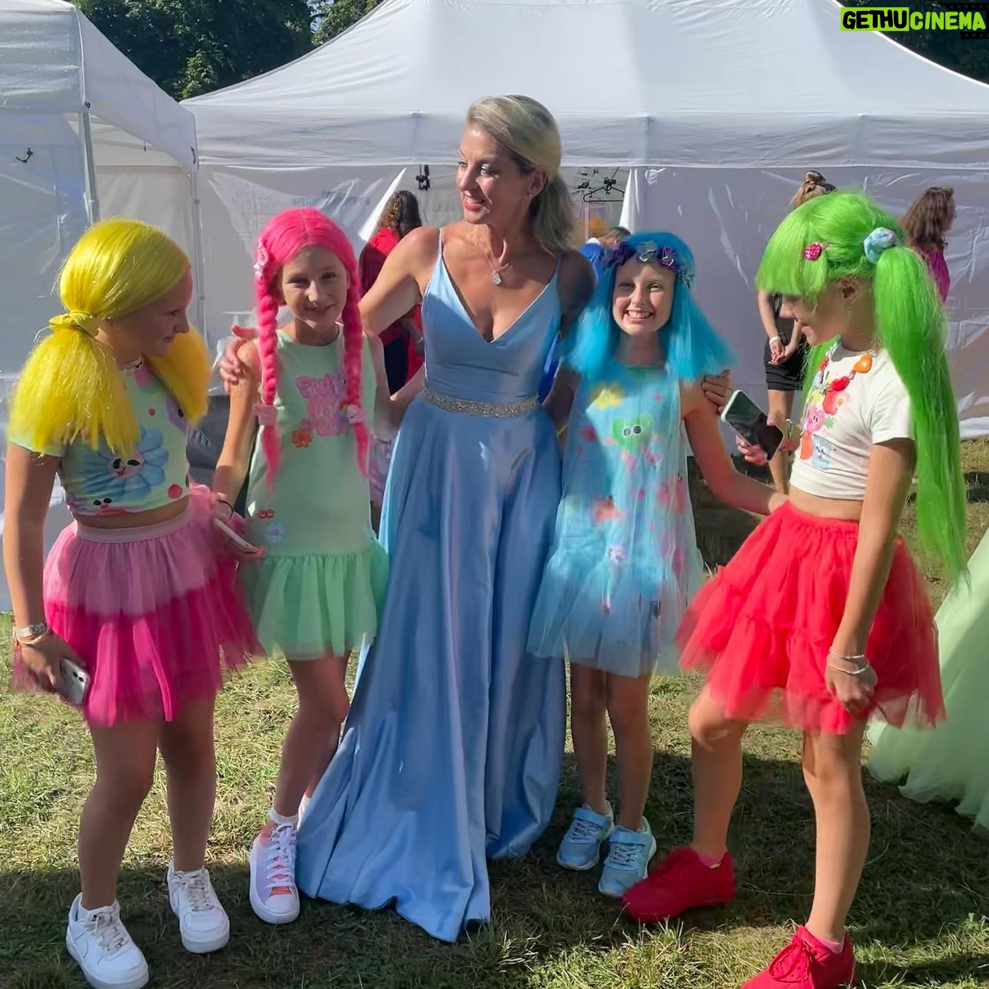 Sabina Laurinová - 2.8K Likes - V pauze před výstupem… Den princezen Slavkov🌸Opět to byl parádní zážitek. Akce pro děti prostě miluju..Díky všem, je to s Vámi radost… 💗 @denprincezen @pigy.cz @jakub_koutsky @misuge1 @misatomesova @miroslav.simunek @svatebnisalonmaya