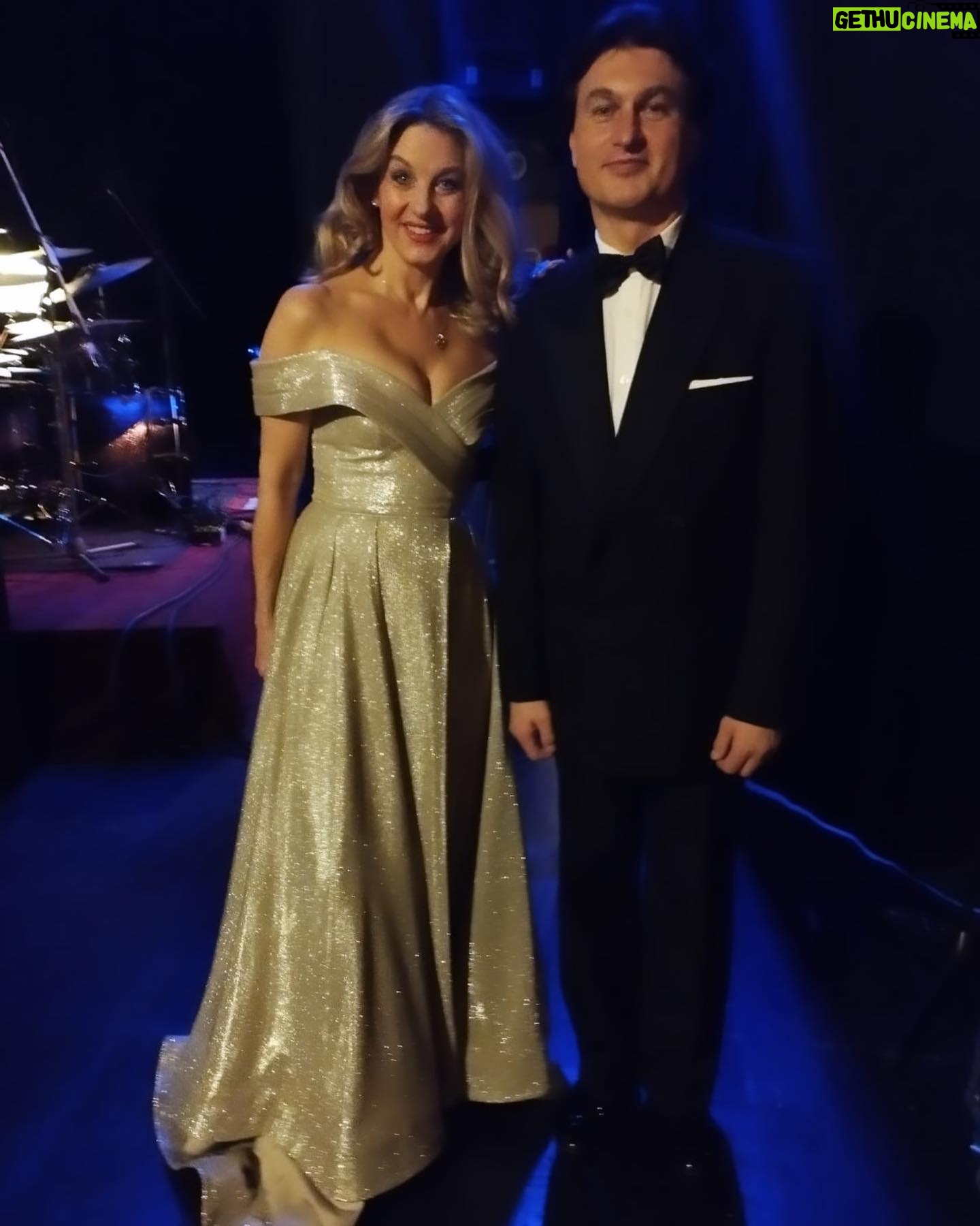 Sabina Laurinová - 2.5K Likes - Hudba léčí a dělá radost.. ♥️
Já se opět po roce mohla postavit na jeviště,při krásných vánočních koncertech,s orchestrem Václava Marka. Bylo mi ctí. ♥️ @vaclavmarek.cz
Děkuji moc také @svatebnisalonmaya za krásné šaty. Vždy se v nich cítím krásně ♥️