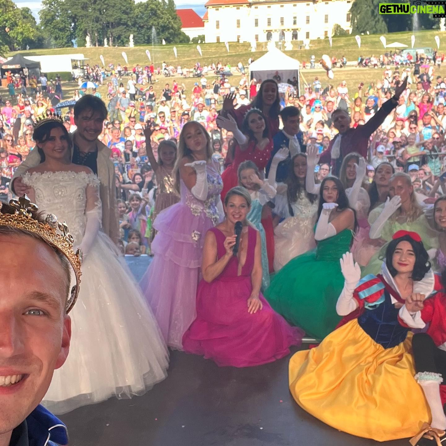 Sabina Laurinová - 2.8K Likes - V pauze před výstupem… Den princezen Slavkov🌸Opět to byl parádní zážitek. Akce pro děti prostě miluju..Díky všem, je to s Vámi radost… 💗 @denprincezen @pigy.cz @jakub_koutsky @misuge1 @misatomesova @miroslav.simunek @svatebnisalonmaya