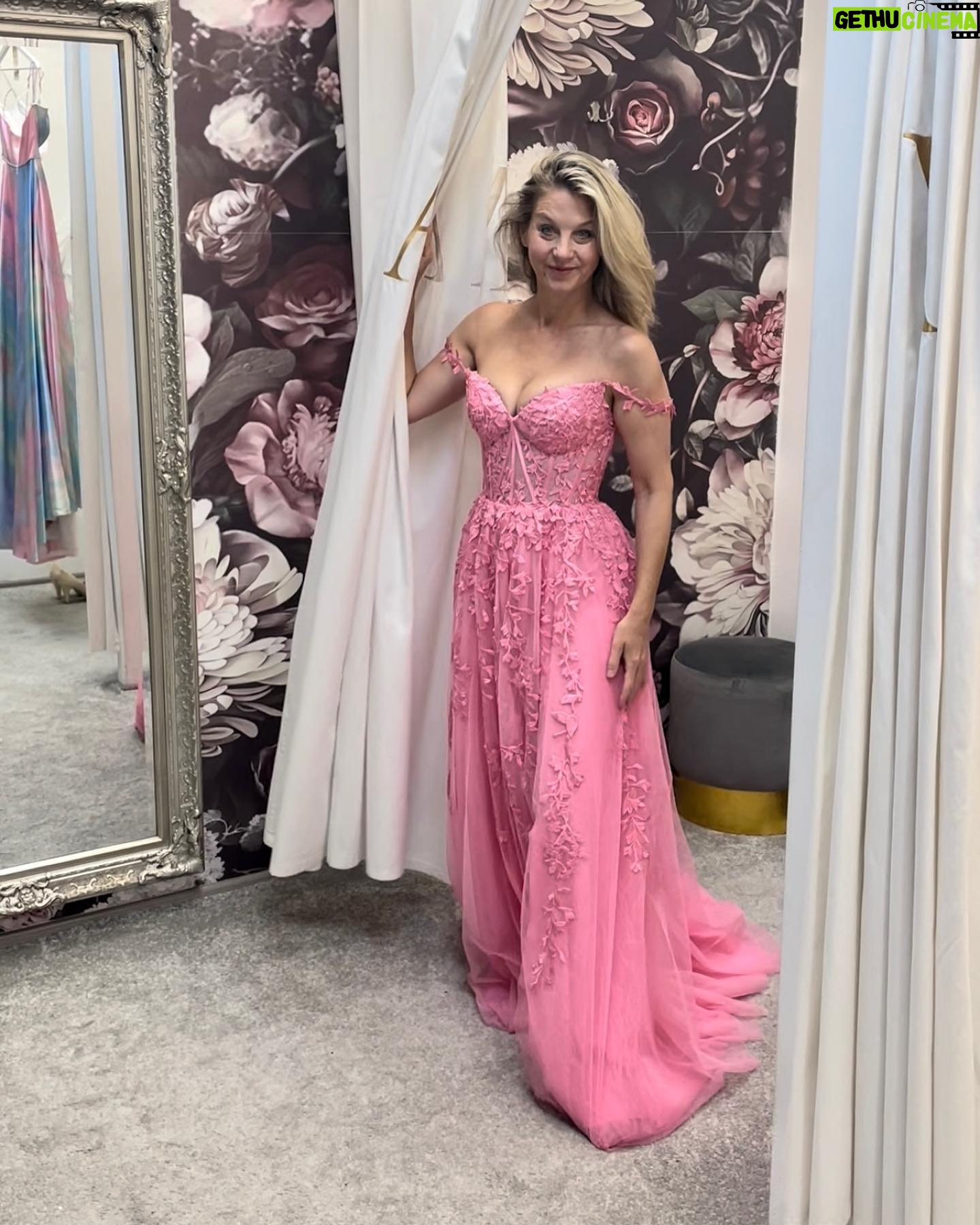 Sabina Laurinová - 8.5K Likes - Den Princezen na zámku Slavkov se blíží .. Letos si těch šatů nějak užívám…Tak které? Děkuju @svatebnisalonmaya za nádherné šaty.🌸Těším se moc.. @denprincezen