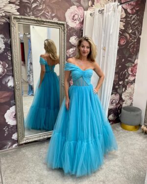 Sabina Laurinová Instagram - Den Princezen na zámku Slavkov se blíží .. Letos si těch šatů nějak užívám…Tak které? Děkuju @svatebnisalonmaya za nádherné šaty.🌸Těším se moc.. @denprincezen