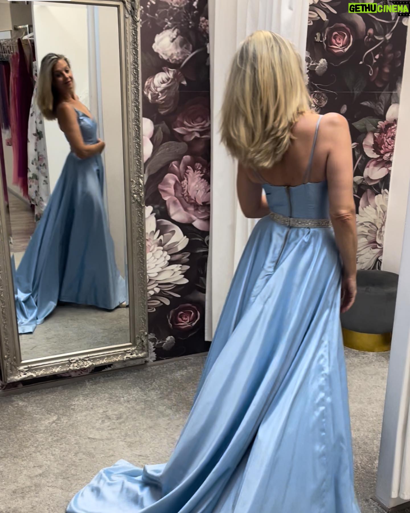 Sabina Laurinová - 8.5K Likes - Den Princezen na zámku Slavkov se blíží .. Letos si těch šatů nějak užívám…Tak které? Děkuju @svatebnisalonmaya za nádherné šaty.🌸Těším se moc.. @denprincezen
