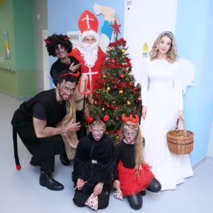 Sabina Laurinová Instagram - Městem už zase chodí Mikuláš… ⭐️
Již tradičně v Thomayerově nemocnici. 
 Věřím, že jsme předali radost a naději. 💫
@thomayerka 
@prima_zoo