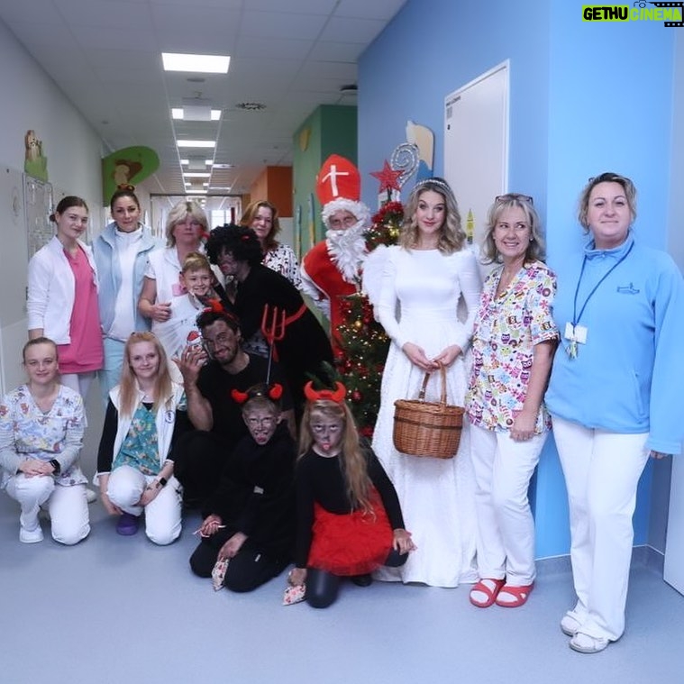 Sabina Laurinová - 3.7K Likes - Městem už zase chodí Mikuláš… ⭐️
Již tradičně v Thomayerově nemocnici.
Věřím, že jsme předali radost a naději. 💫
@thomayerka
@prima_zoo