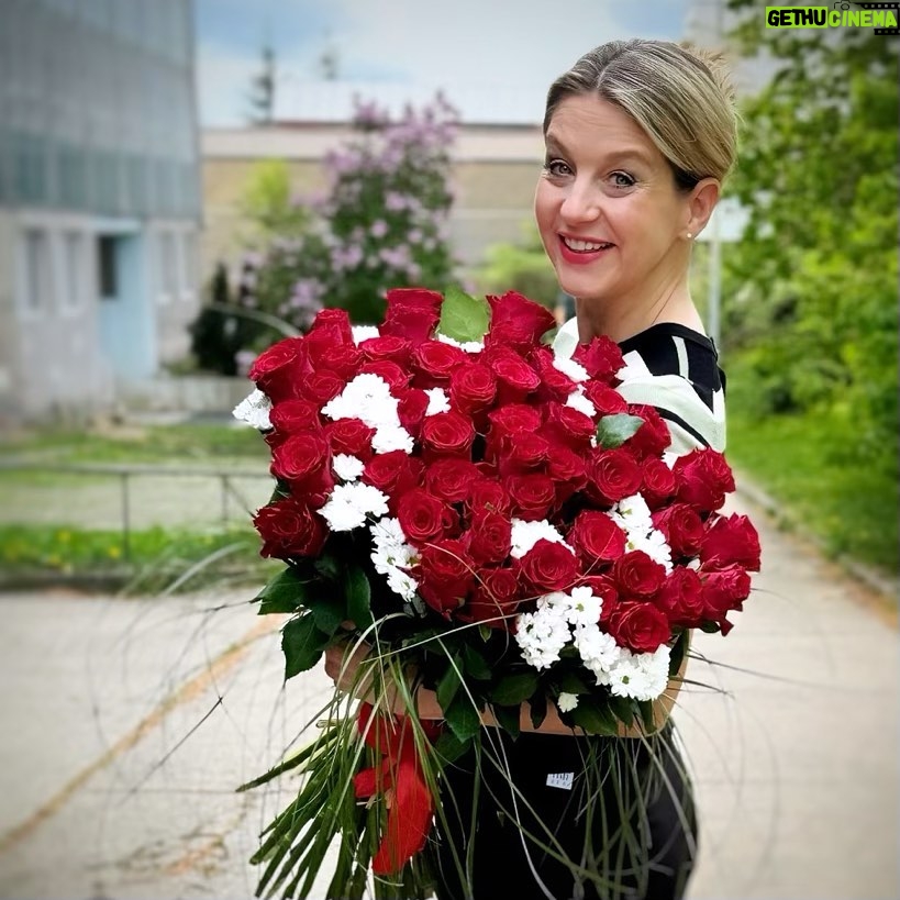 Sabina Laurinová - 4.5K Likes - Když máš kolem sebe fajn přátele a kolegy. Děkuju moc za krásné překvapení na natáčení💗
@hankapokorna.hap @svandova.jana @michaela.pechackovaa @duckypepino @prima_zoo
báječná produkce.