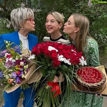 Sabina Laurinová - 4.5K Likes - Když máš kolem sebe fajn přátele a kolegy. Děkuju moc za krásné překvapení na natáčení💗
@hankapokorna.hap @svandova.jana @michaela.pechackovaa @duckypepino @prima_zoo
báječná produkce.