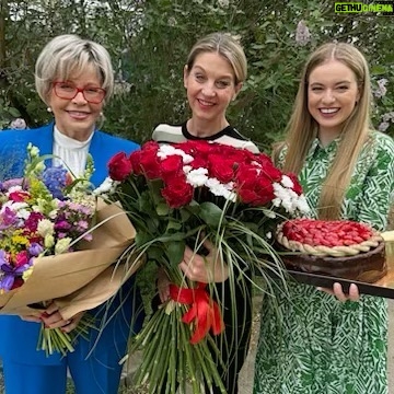Sabina Laurinová - 4.5K Likes - Když máš kolem sebe fajn přátele a kolegy. Děkuju moc za krásné překvapení na natáčení💗
@hankapokorna.hap @svandova.jana @michaela.pechackovaa @duckypepino @prima_zoo
báječná produkce.