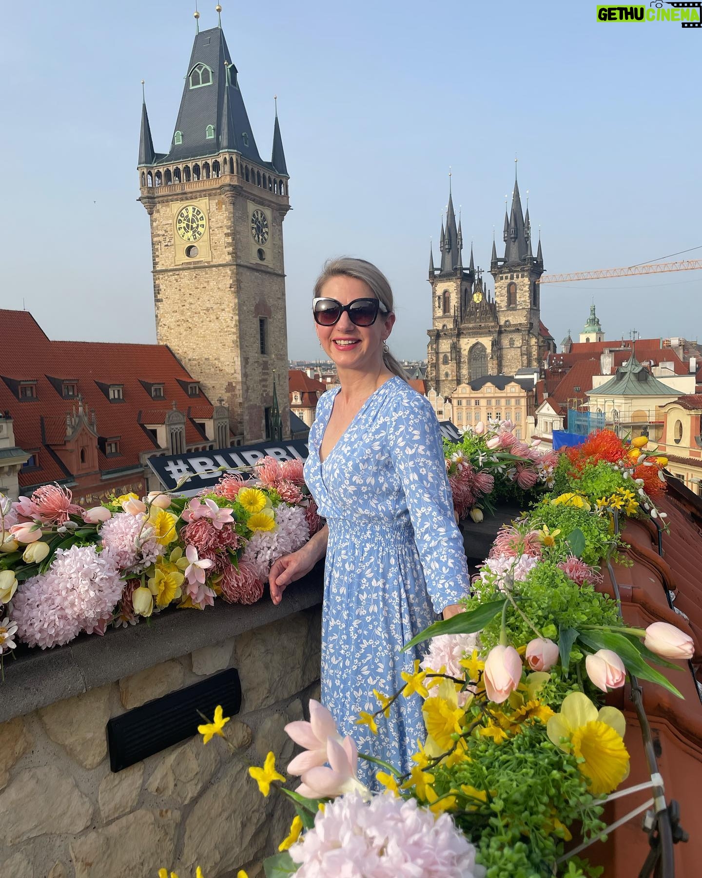 Sabina Laurinová - 8.4K Likes - Tak další rok oslaven. Sice s ortézou,ale o to víc si člověk váží svého zdraví. Moji přátelé, děkuji Vám všem za krásná přáni a edity. Vážím si toho Buďte šťastní a zdraví. 💗
