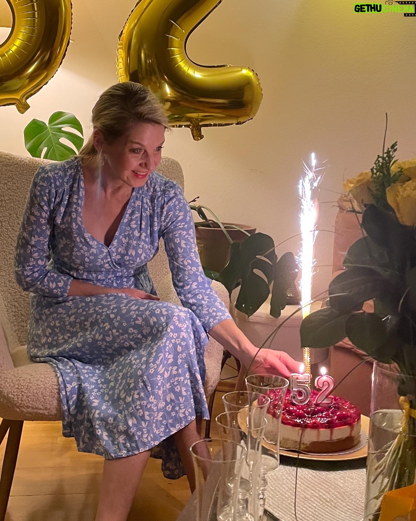 Sabina Laurinová - 8.4K Likes - Tak další rok oslaven. Sice s ortézou,ale o to víc si člověk váží svého zdraví. Moji přátelé, děkuji Vám všem za krásná přáni a edity. Vážím si toho Buďte šťastní a zdraví. 💗