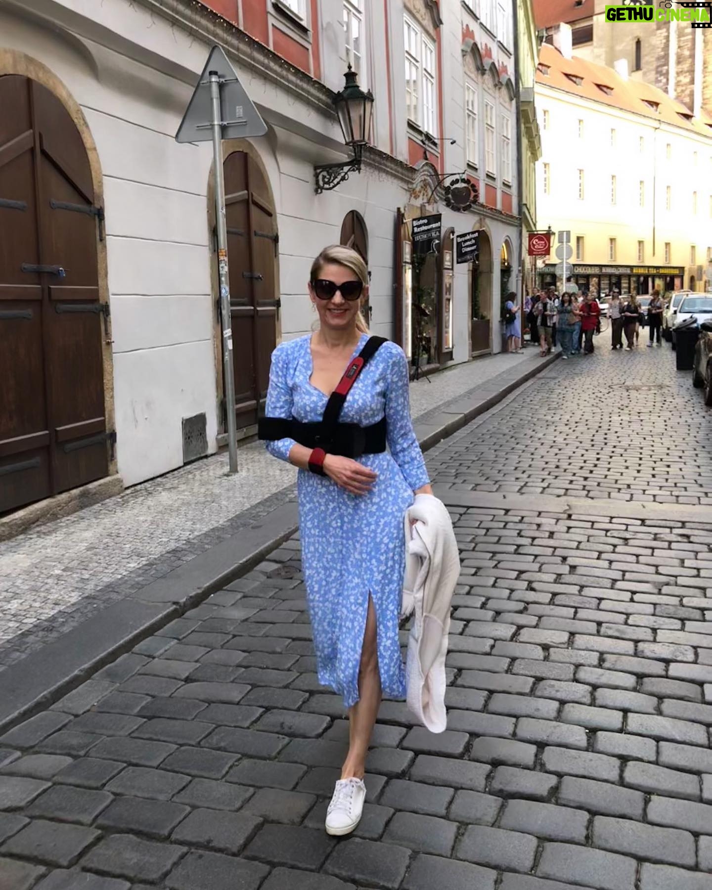 Sabina Laurinová - 8.4K Likes - Tak další rok oslaven. Sice s ortézou,ale o to víc si člověk váží svého zdraví. Moji přátelé, děkuji Vám všem za krásná přáni a edity. Vážím si toho Buďte šťastní a zdraví. 💗