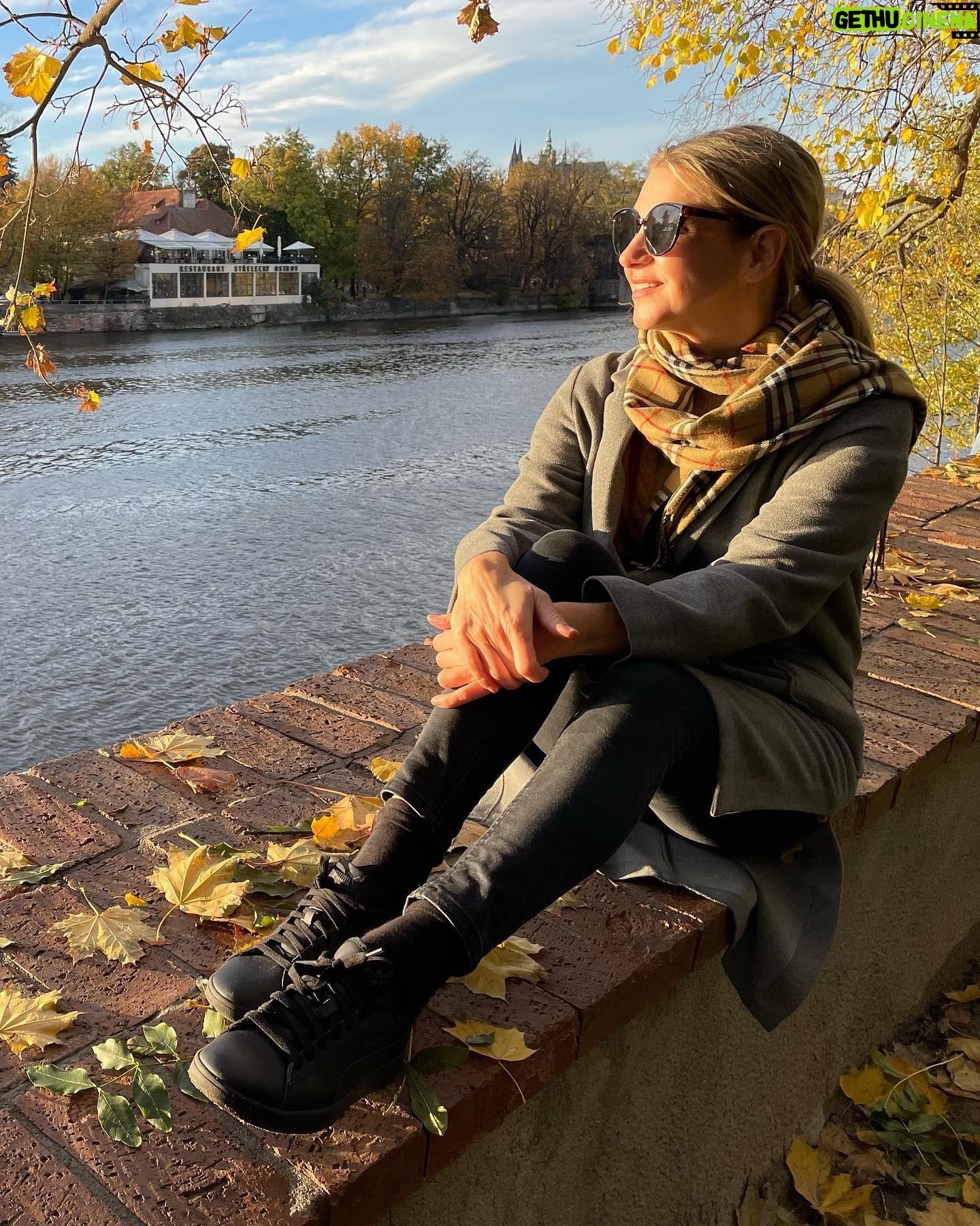 Sabina Laurinová - 2.5K Likes - Po zkoušce v divadle..🍁Ještě pár paprsků….