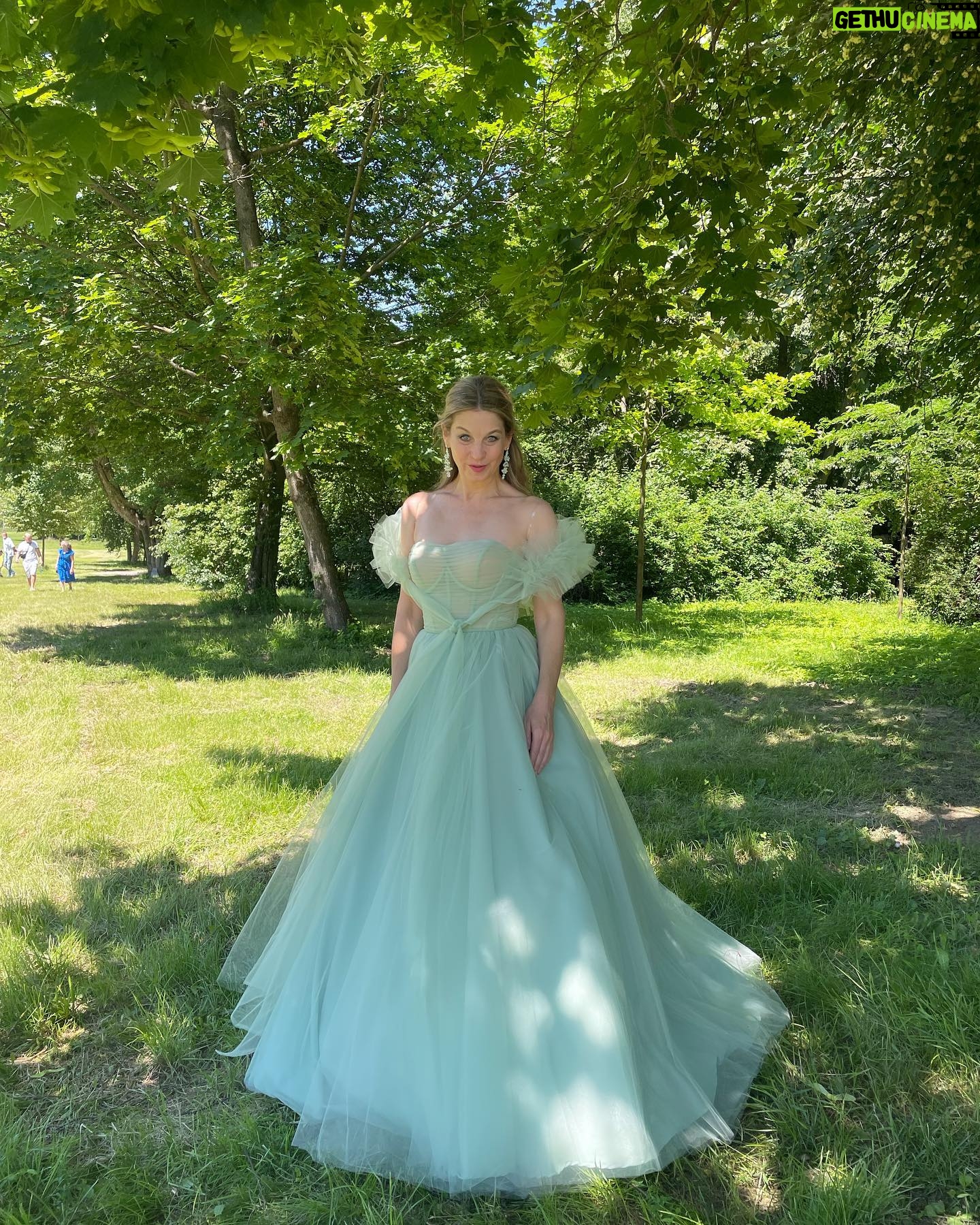 Sabina Laurinová - 6.2K Likes - Tak po roce opět zámek Slavkov. Byl to zase náramný zážitek. Děti Vám nic nedají zadarmo😊Buď je bavíte nebo ne, buď je upoutáte nebo ne, buď se smějí nebo ne. Ale když ano, je to pro nás pro všechny největší odměna.V červenci se těšíme na @zamek_karlovakoruna
Děkuju ze 💗 @svatebnisalonmaya za krásné šaty a laskavost a úžasnou podporu.
@denprincezen 🌸