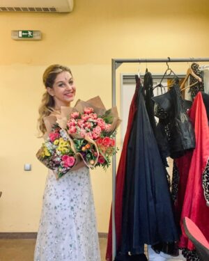 Sabina Laurinová Instagram - Doslova zavalena jarem🌸Děkuju moc za tu krásu.💗Dvě vyprodaná představení muzikálu Galileo a tak úžasná atmosféra @divadlo_hybernia