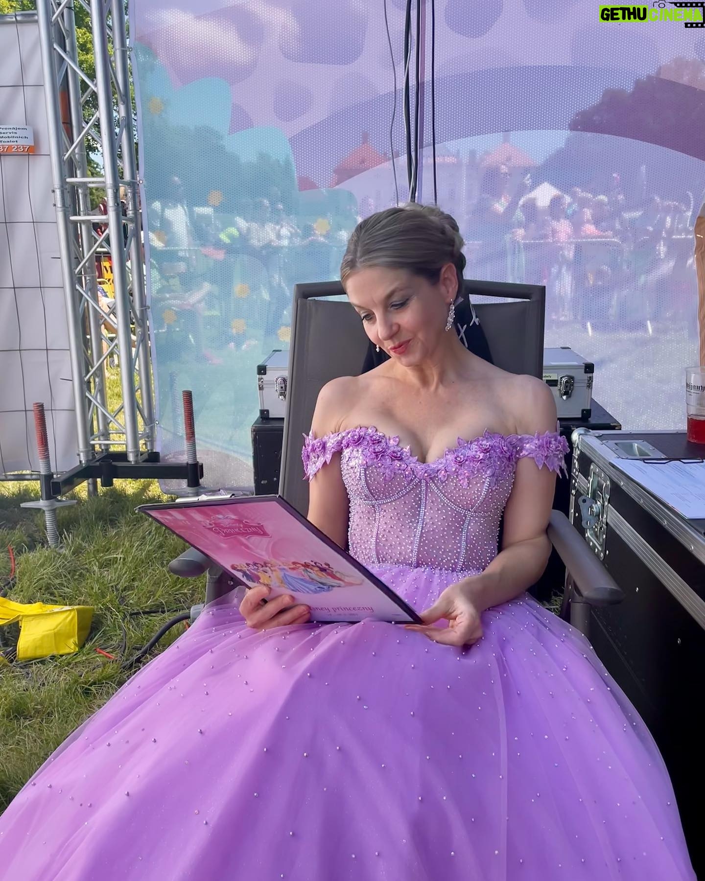 Sabina Laurinová - 6.2K Likes - Tak po roce opět zámek Slavkov. Byl to zase náramný zážitek. Děti Vám nic nedají zadarmo😊Buď je bavíte nebo ne, buď je upoutáte nebo ne, buď se smějí nebo ne. Ale když ano, je to pro nás pro všechny největší odměna.V červenci se těšíme na @zamek_karlovakoruna
Děkuju ze 💗 @svatebnisalonmaya za krásné šaty a laskavost a úžasnou podporu.
@denprincezen 🌸