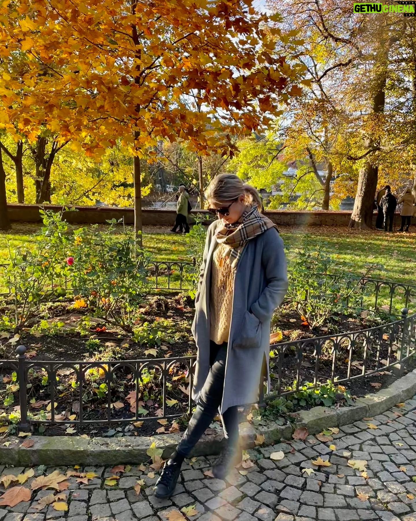 Sabina Laurinová - 2.5K Likes - Po zkoušce v divadle..🍁Ještě pár paprsků….
