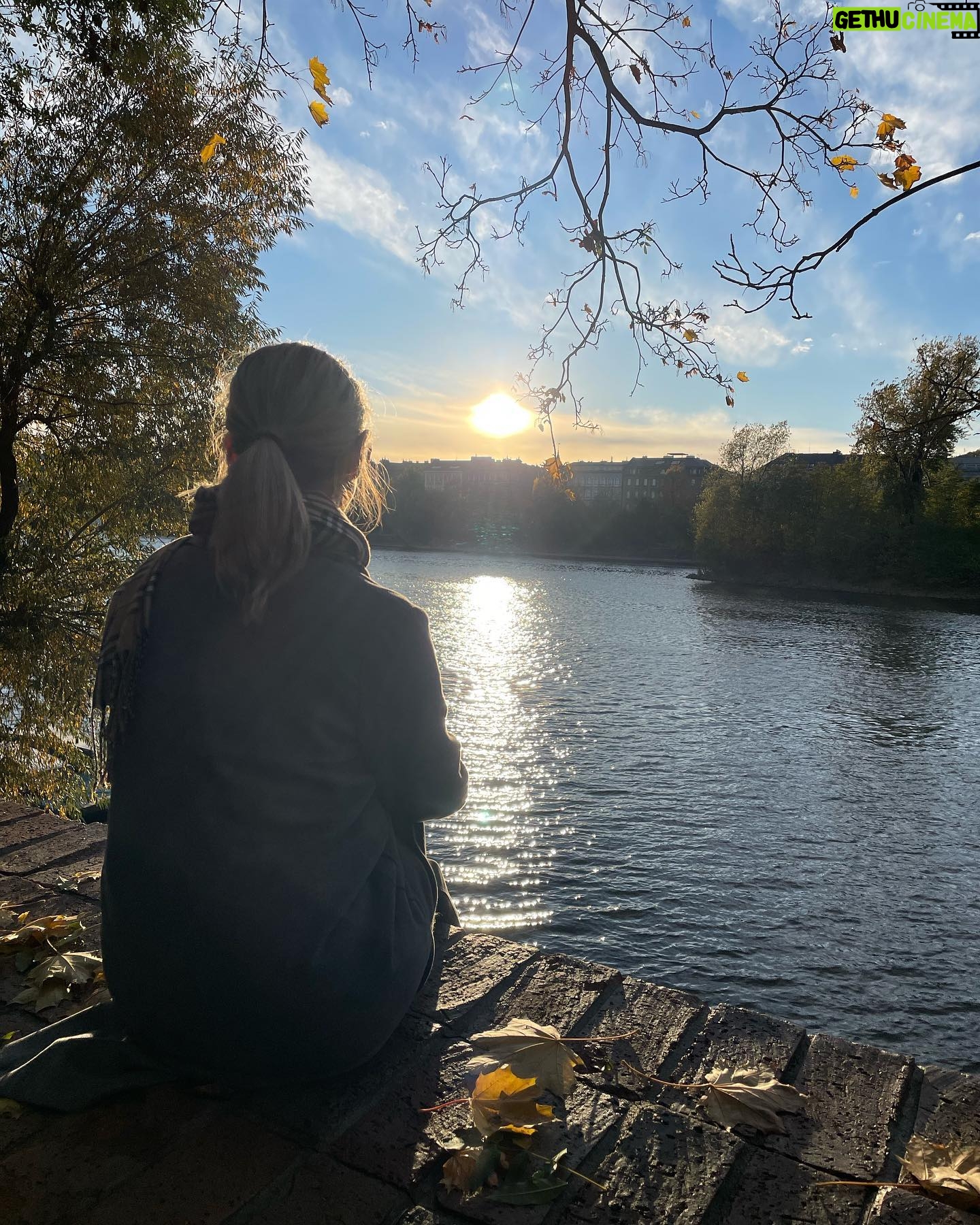Sabina Laurinová - 2.5K Likes - Po zkoušce v divadle..🍁Ještě pár paprsků….