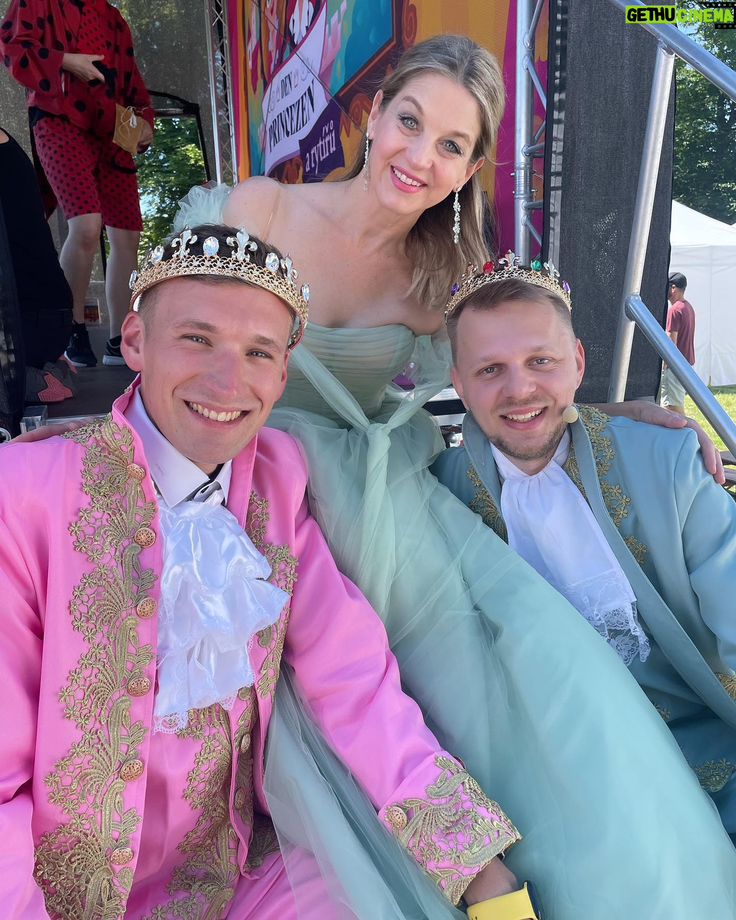 Sabina Laurinová - 6.2K Likes - Tak po roce opět zámek Slavkov. Byl to zase náramný zážitek. Děti Vám nic nedají zadarmo😊Buď je bavíte nebo ne, buď je upoutáte nebo ne, buď se smějí nebo ne. Ale když ano, je to pro nás pro všechny největší odměna.V červenci se těšíme na @zamek_karlovakoruna
Děkuju ze 💗 @svatebnisalonmaya za krásné šaty a laskavost a úžasnou podporu.
@denprincezen 🌸