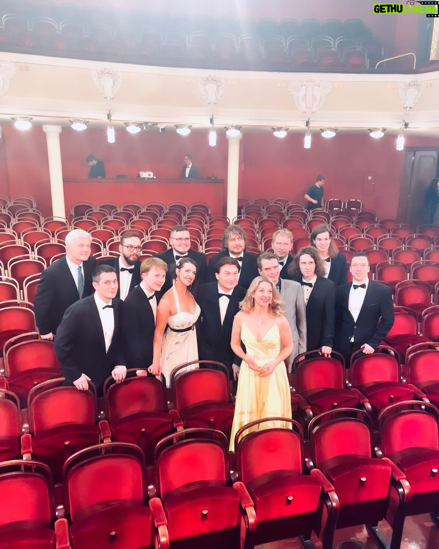 Sabina Laurinová - 2.5K Likes - Hudba léčí a dělá radost.. ♥️
Já se opět po roce mohla postavit na jeviště,při krásných vánočních koncertech,s orchestrem Václava Marka. Bylo mi ctí. ♥️ @vaclavmarek.cz
Děkuji moc také @svatebnisalonmaya za krásné šaty. Vždy se v nich cítím krásně ♥️