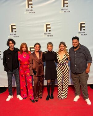 Sabine Perraud Instagram - Merci @festivaldelafiction pour ce bon moment en famille @itc_tf1 ! Et bravo pour cette sélection riche variée!
Merci évidemment à notre super attaché de presse @jeremy_marque de prendre si bien soin de nous, y compris niveau météo! A l’année prochaine peut-être…🤍