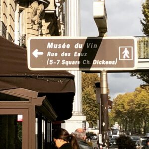 Sabine Perraud Instagram - Ils ont de l’humour dans ce quartier... #lalcoolcestdeleau #musee #vin  #humour #humoursanslevouloir
