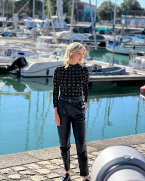 Sabine Perraud Instagram - Merci @festivaldelafiction pour ce bon moment en famille @itc_tf1 ! Et bravo pour cette sélection riche variée!
Merci évidemment à notre super attaché de presse @jeremy_marque de prendre si bien soin de nous, y compris niveau météo! A l’année prochaine peut-être…🤍