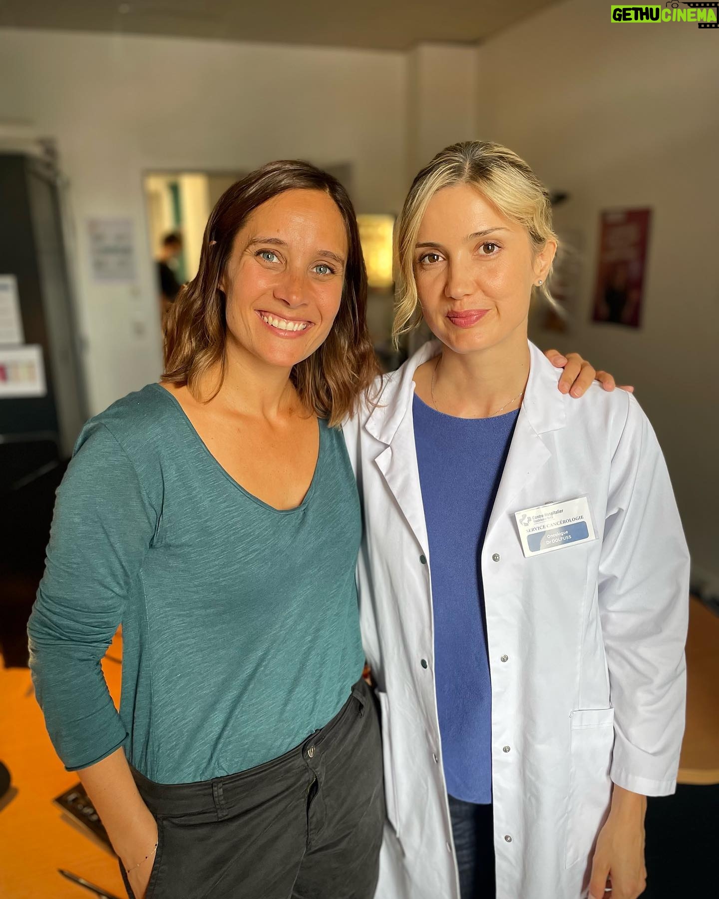 Sabine Perraud - 4.9K Likes - Troquer sa blouse d’infirmière le temps d’une journée pour endosser celle d’un médecin. (Je vais commencer à y voir un message…) Merci à ma partenaire @juliedebona qui est la très touchante héroïne de ce projet et merci à @slim_berhoun de m’avoir confiée le rôle. @lecoledelavieoff #frce2