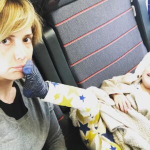 Sabine Perraud Instagram - Instagram vs réalité...
#jyaicru #fatigue #terribletwo #train #mamanauboutdurouleau #jelaimequandmeme