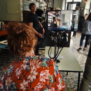 Sabine Perraud Instagram - En tournage sur le court métrage de @sandy_lobry_la_rousse 
#badass #realisatrice #comediennes #desfillespartout #çaclaque