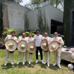 Sabrina Seara Instagram - Feliz cumpleaños al rey de la casa ❤️

Si algo es bien difícil es sorprender a @danielelbittar y hoy lo logramos con Mariachis y todo en el set de #elamornotienereceta 🎬 ( vean el video completo 😜) Gracias @juanosorio.oficial @soyevadaniela por ser nuestros cómplices en este día tan especial !

Te amamos y no podemos estar más felices de estar juntos en familia