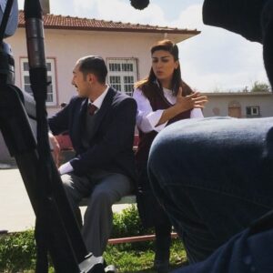 Sabriye Günüç Instagram - Sahnenin başrolü arıı🐝 olunca😀  #yeşildeniz #trt# kamera arkası# arı# sahnede herşey olabilir😉  @erncnvrc