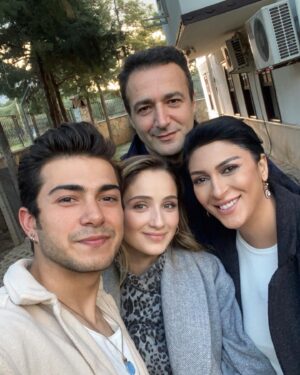 Sabriye Günüç Instagram - Bazı işler özeldir✨ Güzel insanlar,✨ yeni işlerde karşılaşmak ümidiyle😉 @elkizifox @fikretkuskann @alaycaozturkgidisoglu @rahimcankapkap @firatdogruloglu @munircancindoruk @ssinanarslan @feridekaytan @aslikiziltug @erkutemre @mesutkaytan @sibelakdenizs @ulusoybirgul @sedefavci_  @ismailegesasmaz @sevdaerginci @talatcanbuyukaltay @topraksaglamofficial