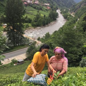 Sabriye Günüç Instagram - Şiveli topraklar... Şive(ağız) araştırmaları dökümanter  #şivetatilim #karadenizbölgesi #rize,çamlıhemşin #engebeliarazi #çaytoplayuruz #sündüsteyzem #şivekoçu