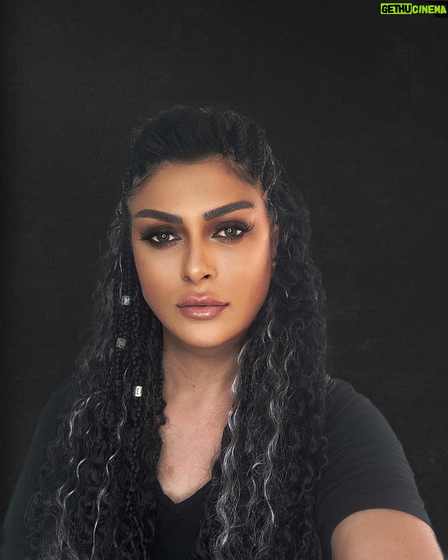 Sabriye Günüç - 385 Likes - Black or grey or nature…
What color do you think #renginiseç #black #grey #nature