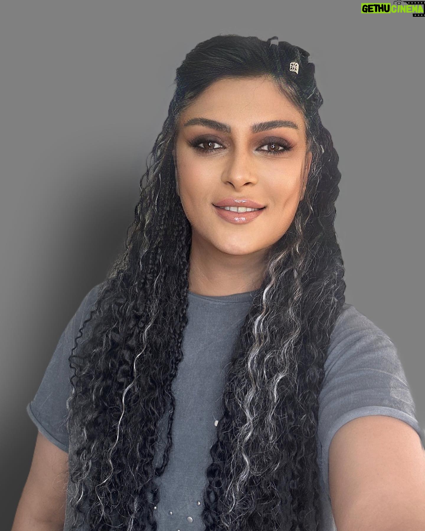 Sabriye Günüç - 385 Likes - Black or grey or nature…
What color do you think #renginiseç #black #grey #nature